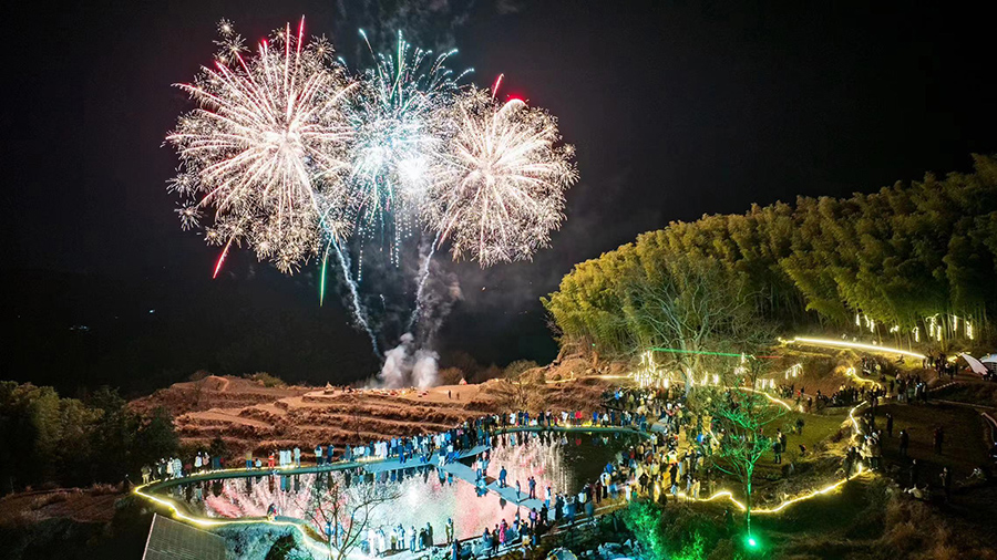 Fireworks illuminate sky in E China's Anhui to celebrate Chinese New Year