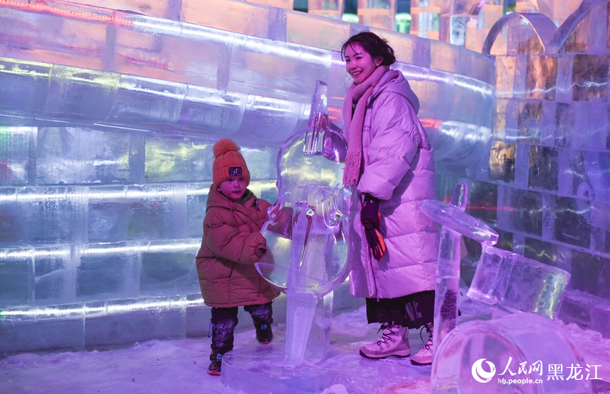 Ice and snow art gallery captivates tourists in NE China's Harbin