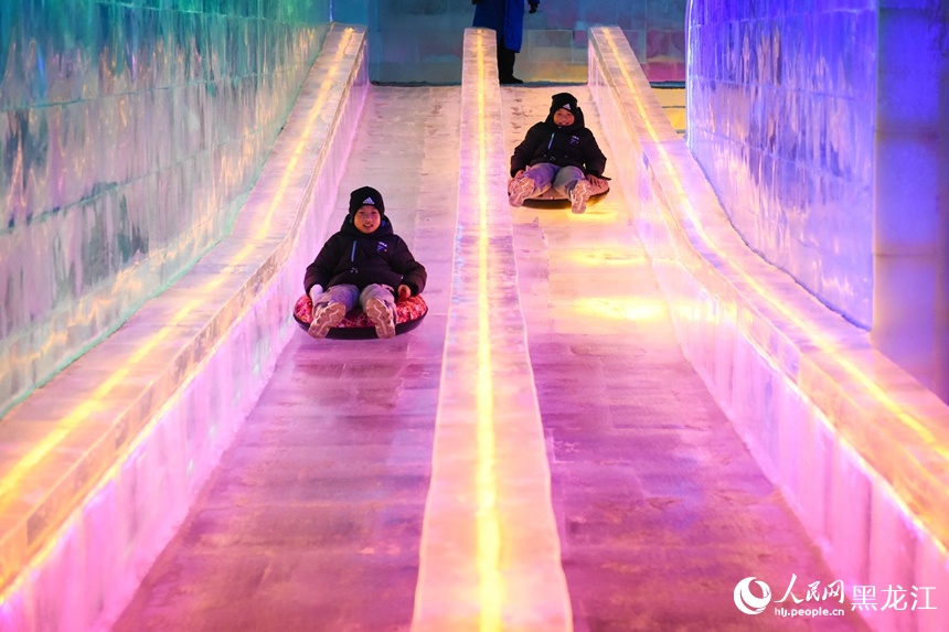 Ice and snow art gallery captivates tourists in NE China's Harbin