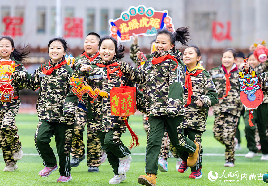 Pupils welcome new semester with lively activities in N China's Hohhot