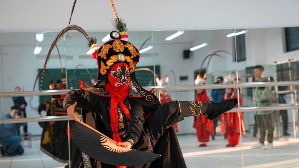 Unique face-changing artistry of Sichuan Opera