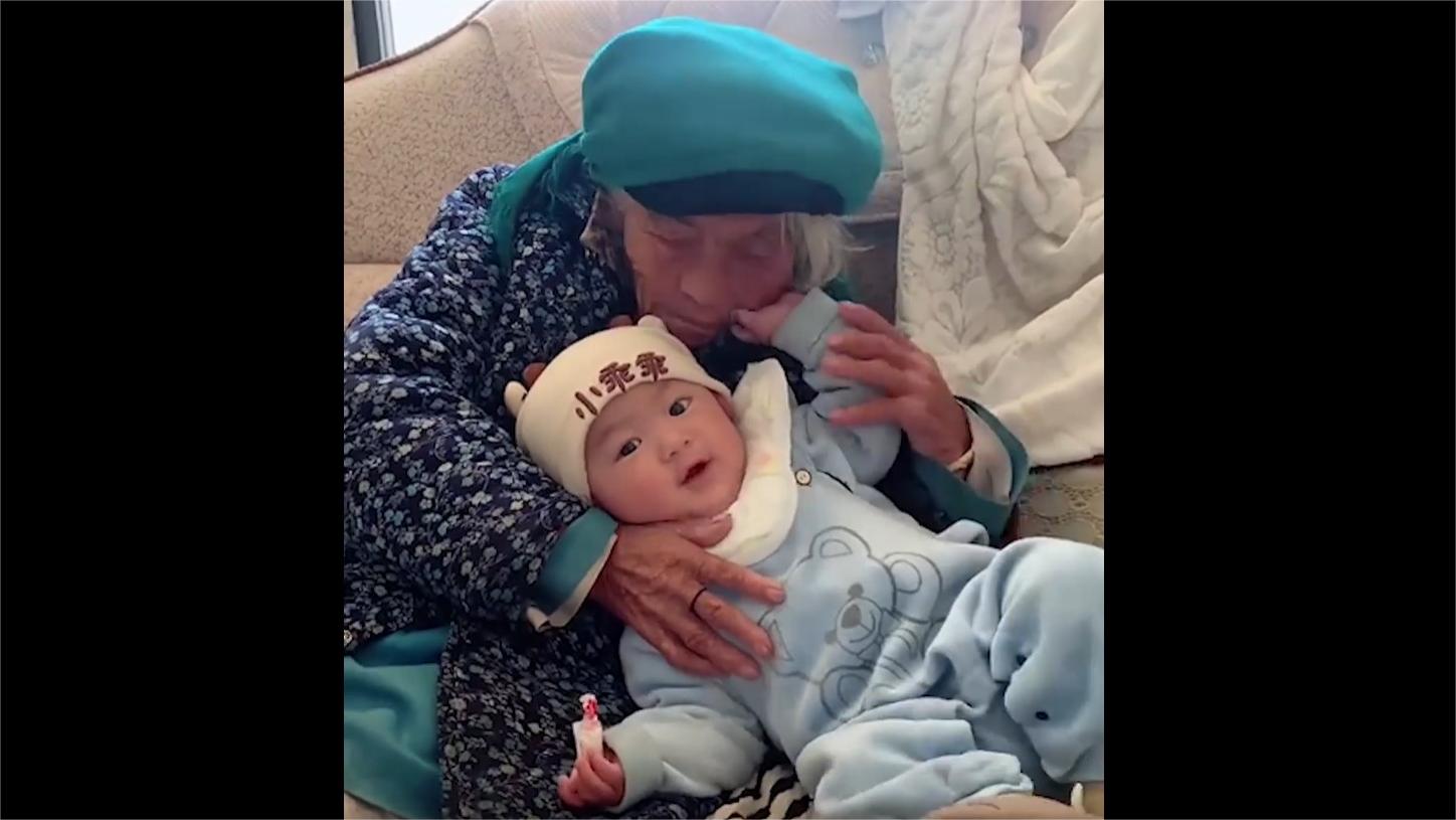8-month-old baby, great-grandmother melt hearts online