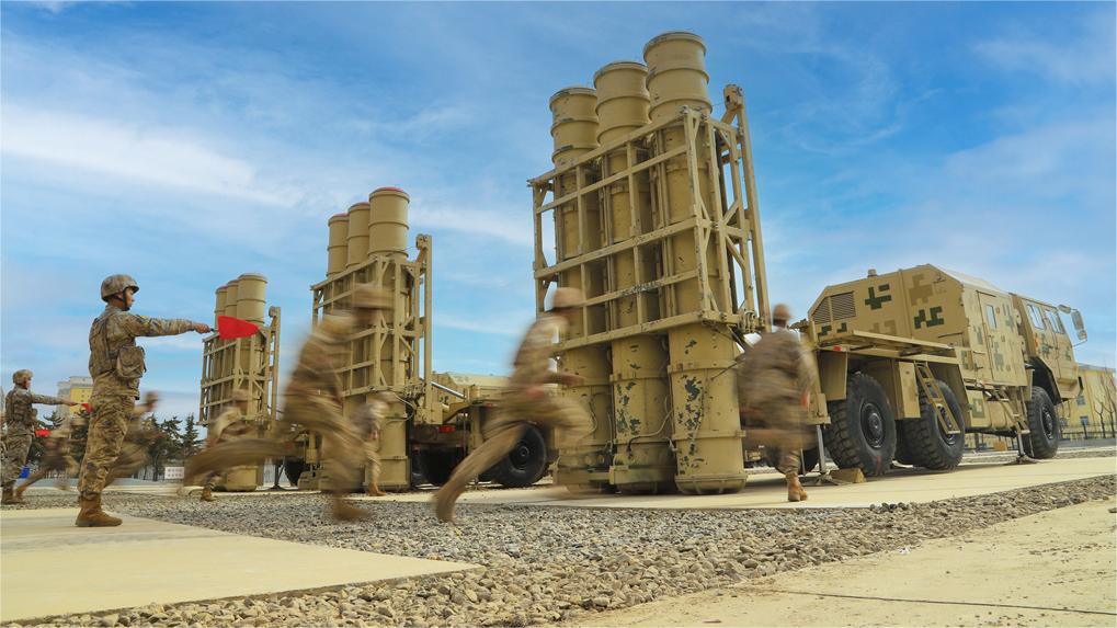 Soldiers prepare air-defense missile systems