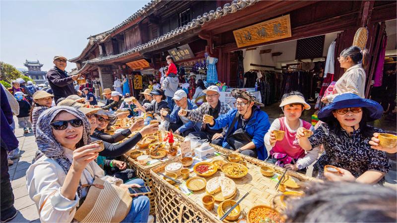 Long-table banquet attracts tourists to Weishan, SW China's Yunnan