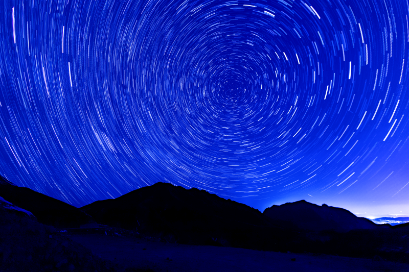 Breathtaking views of starry night sky over Laji Mountain, NW China's Qinghai