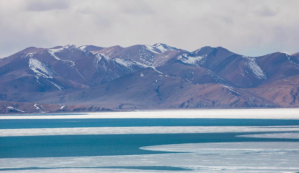 A glimpse of unique beauty of melting Lhanag-tso Lake in SW China's Xizang