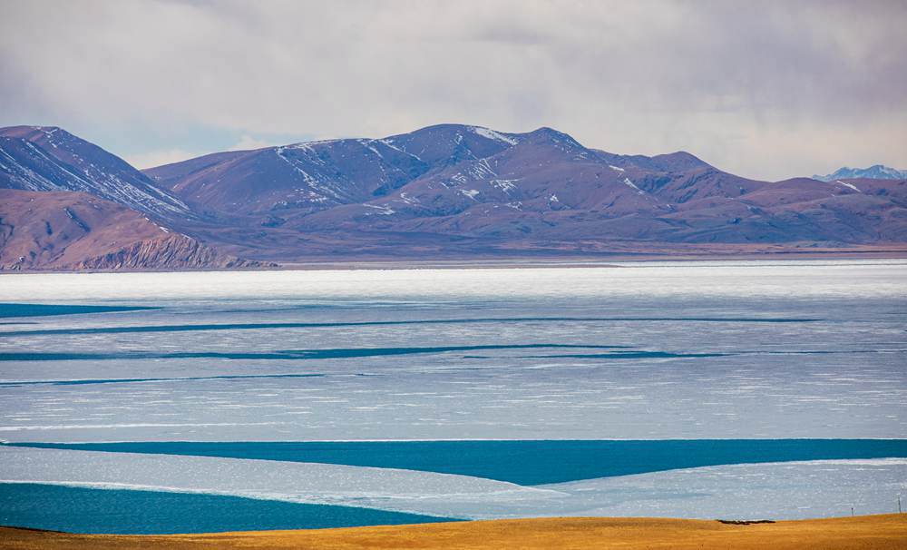 A glimpse of unique beauty of melting Lhanag-tso Lake in SW China's Xizang