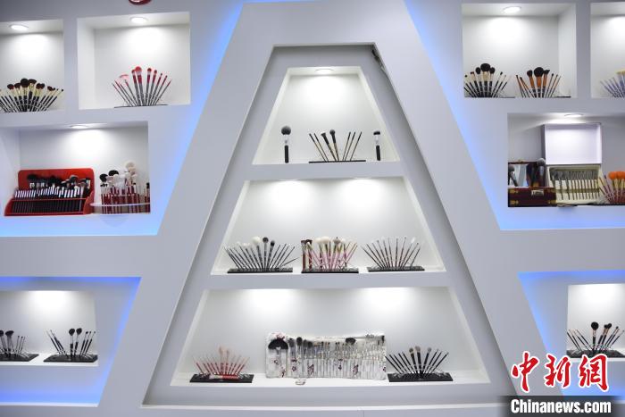 County in C China's Henan exports makeup brushes to over 20 countries, regions