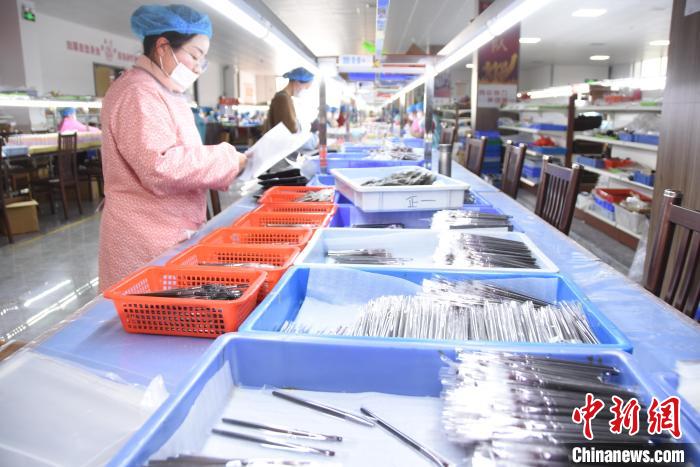 County in C China's Henan exports makeup brushes to over 20 countries, regions