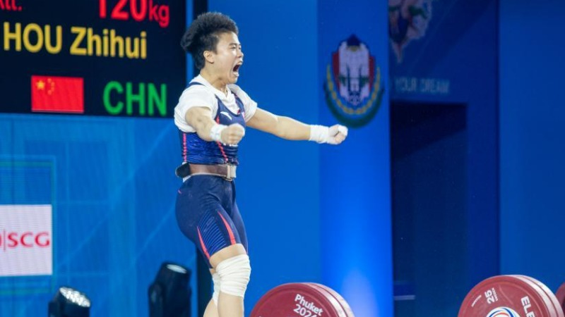 China's Hou breaks world record at IWF World Cup