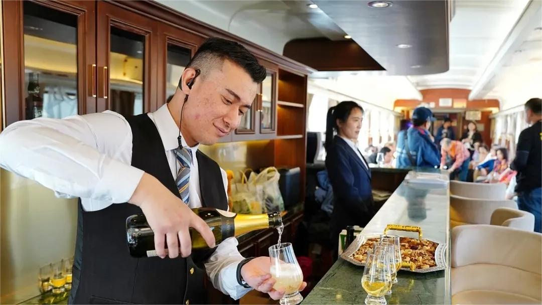 Tourist-dedicated train offers luxury travel around Taklimakan Desert in NW China's Xinjiang