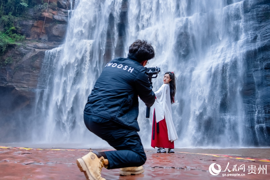 Magnificent scenery of largest waterfall on China's Danxia landforms attracts tourists