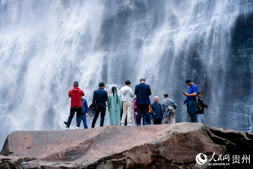 Magnificent scenery of largest waterfall on China's Danxia landforms attracts tourists