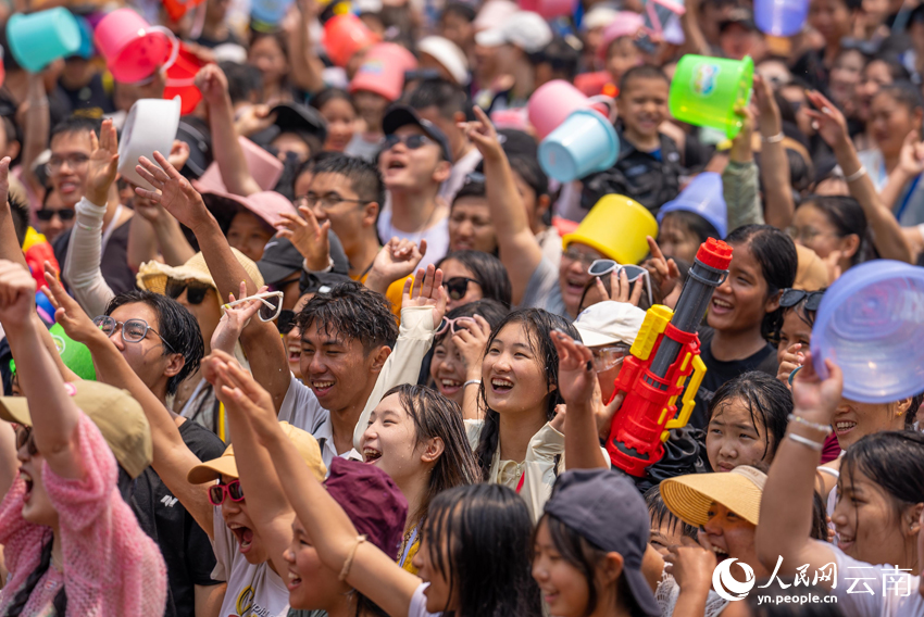 People celebrate water-splashing festival in Menglian, SW China's Yunnan