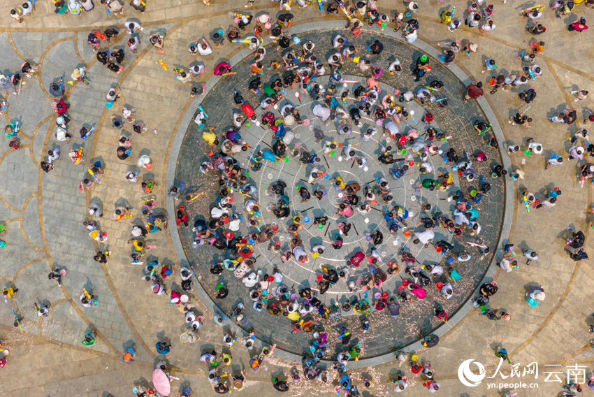 People celebrate water-splashing festival in Menglian, SW China's Yunnan