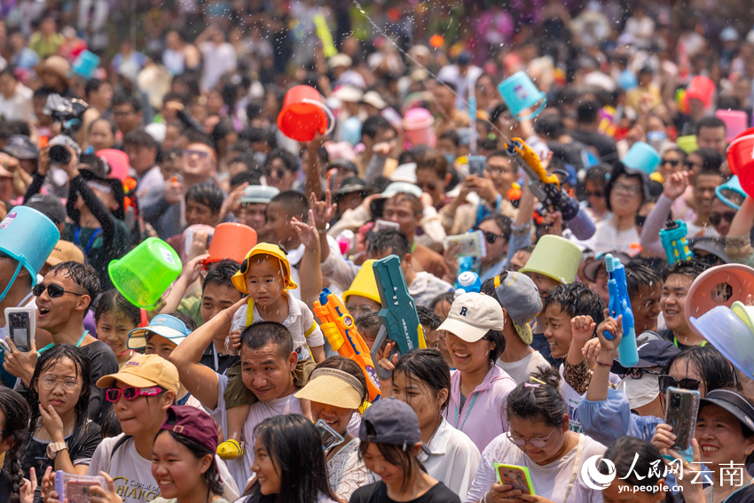 People celebrate water-splashing festival in Menglian, SW China's Yunnan