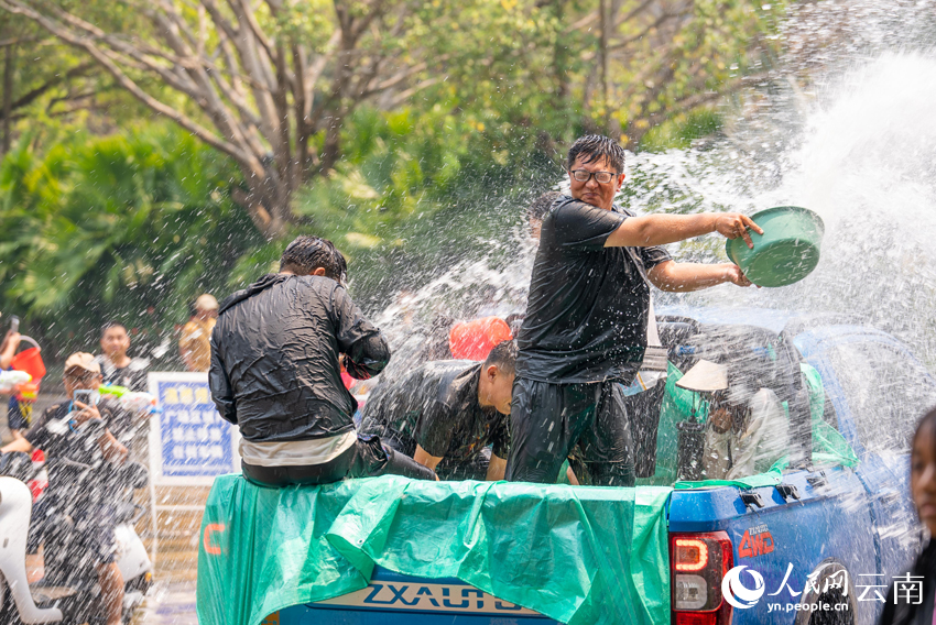 People celebrate water-splashing festival in Menglian, SW China's Yunnan