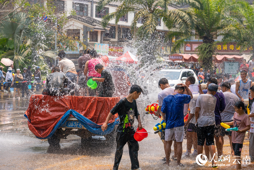 People celebrate water-splashing festival in Menglian, SW China's Yunnan