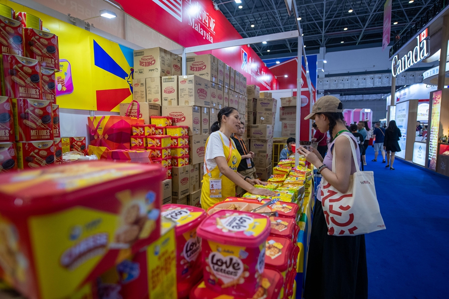 Global delicacies tickle taste buds at 4th China Int'l Consumer Products Expo
