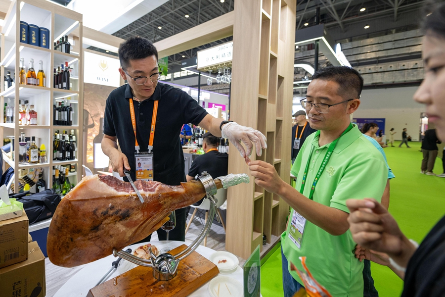 Global delicacies tickle taste buds at 4th China Int'l Consumer Products Expo