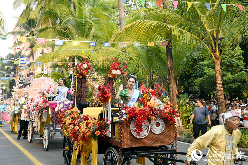 Xishuangbanna celebrates Dai New Year with grand parade