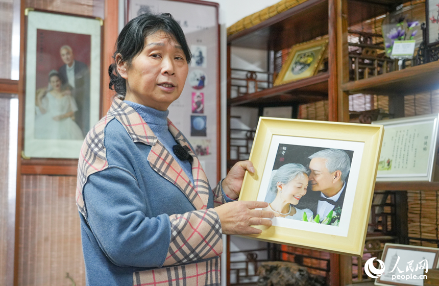 Inheritor carries forward hair embroidery tradition in E China's Jiangxi