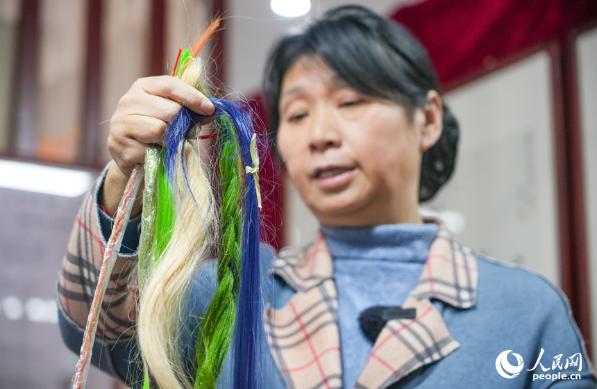 Inheritor carries forward hair embroidery tradition in E China's Jiangxi