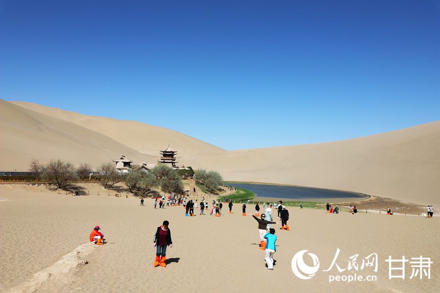 Spring scenery of NW China's Dunhuang delights visitors