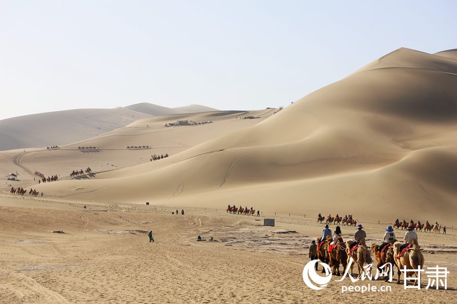 Spring scenery of NW China's Dunhuang delights visitors