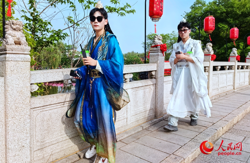 Tourists enjoy springtime while wearing Hanfu costumes in Luoyang, C China's Henan