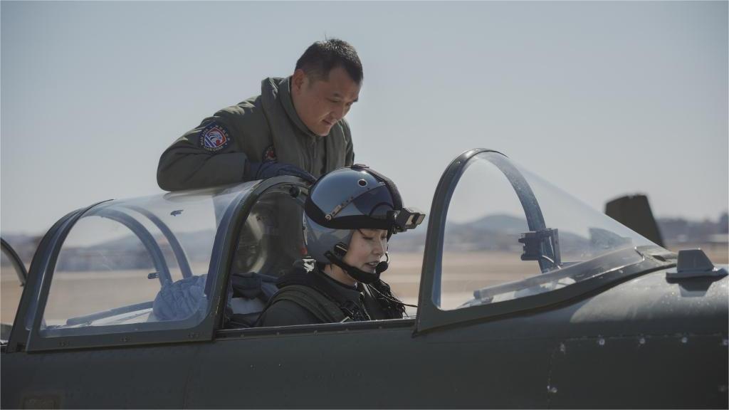 Chinese female carrier aircraft pilot trainees complete solo flights