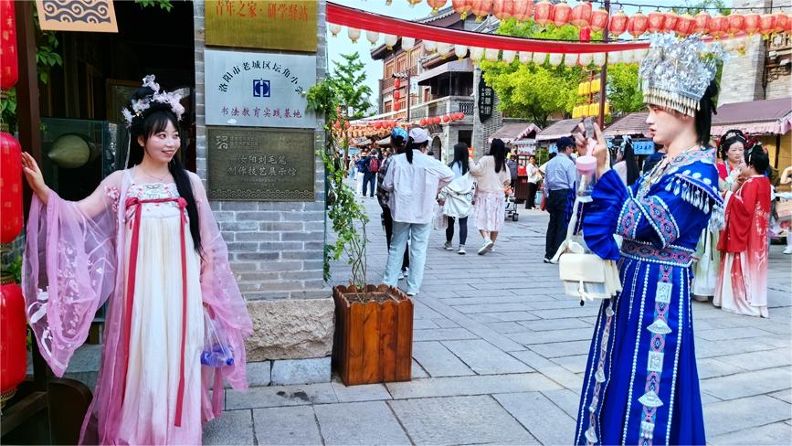 Tourists enjoy springtime while wearing Hanfu costumes in Luoyang, C China's Henan