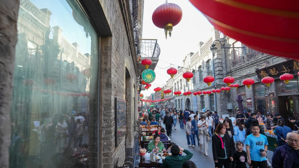 Tourists enjoy May Day holiday across China