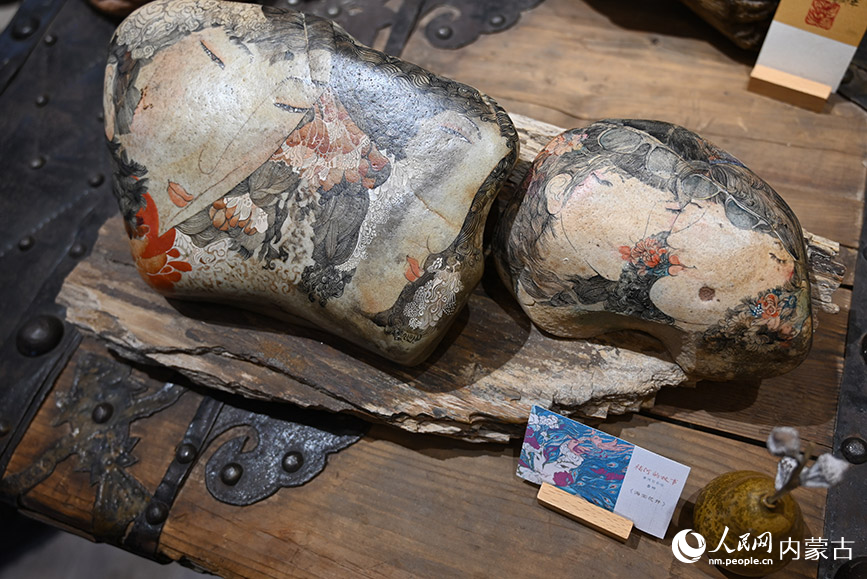 Artist creates paintings on stones gathered from Yellow River