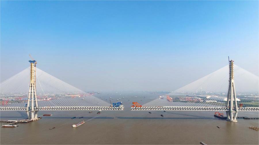 Construction of Changtai Yangtze River Bridge in progress