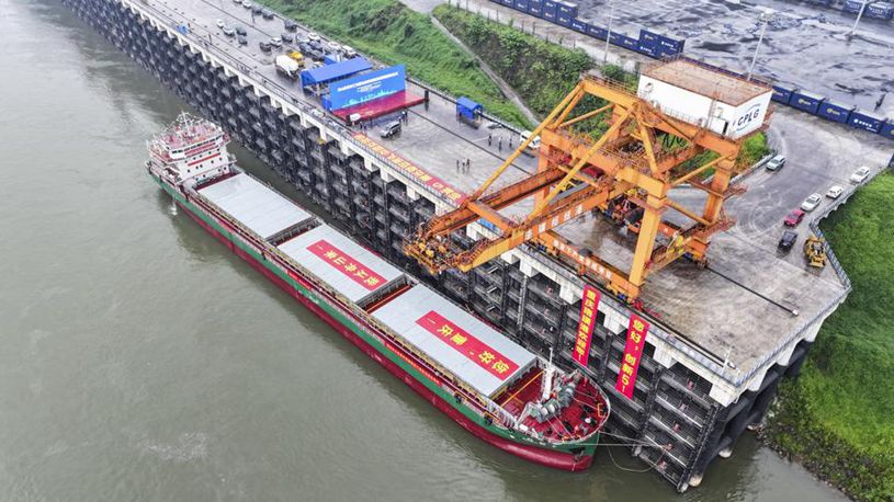 First 10,000-tonne-class ship sailing into upper reaches of Yangtze River arrives at Jiangjin Luohuang Port