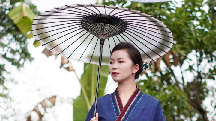 Inheritor promotes costumes of Buyi ethnic group in SW China's Guizhou