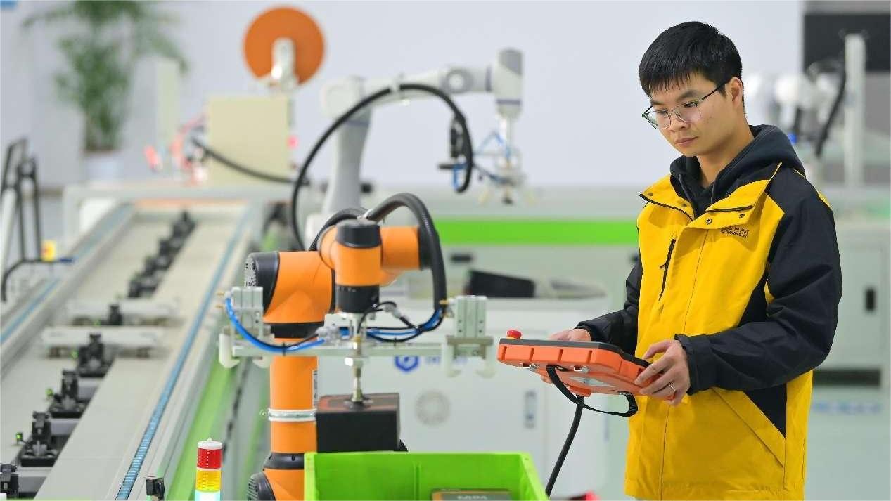 China's large-scale AI models boost industrial development