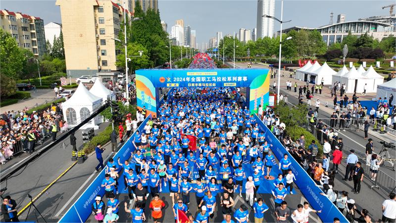 Workers enjoy marathon in Rizhao, E China's Shandong