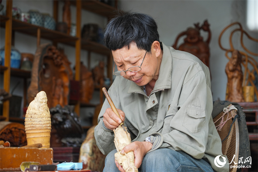 Inheritor invigorates traditional root carving in E China's Jiangxi