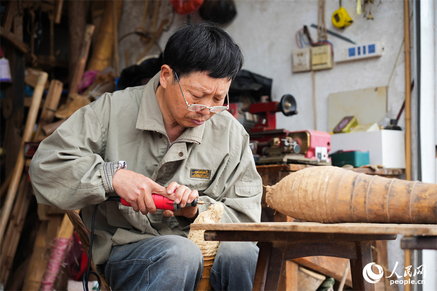 Inheritor invigorates traditional root carving in E China's Jiangxi