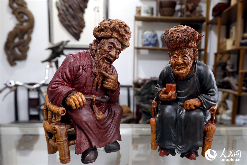 Inheritor invigorates traditional root carving in E China's Jiangxi