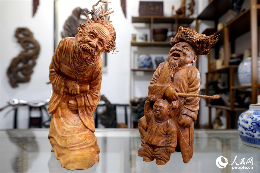 Inheritor invigorates traditional root carving in E China's Jiangxi