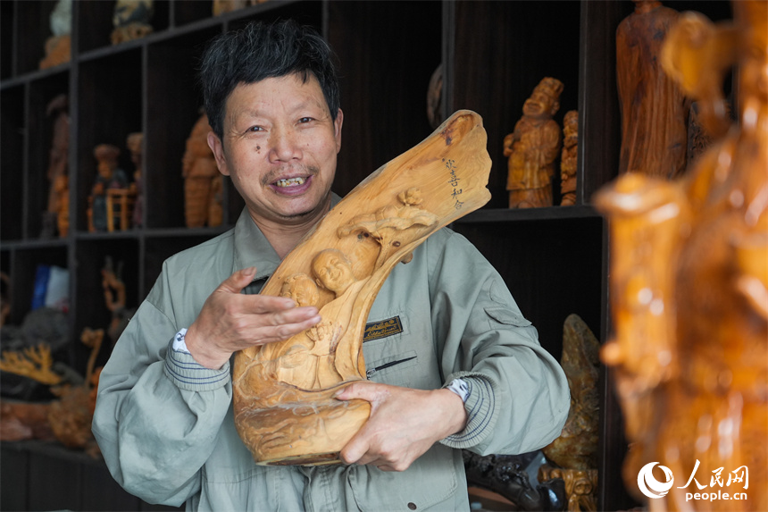 Inheritor invigorates traditional root carving in E China's Jiangxi