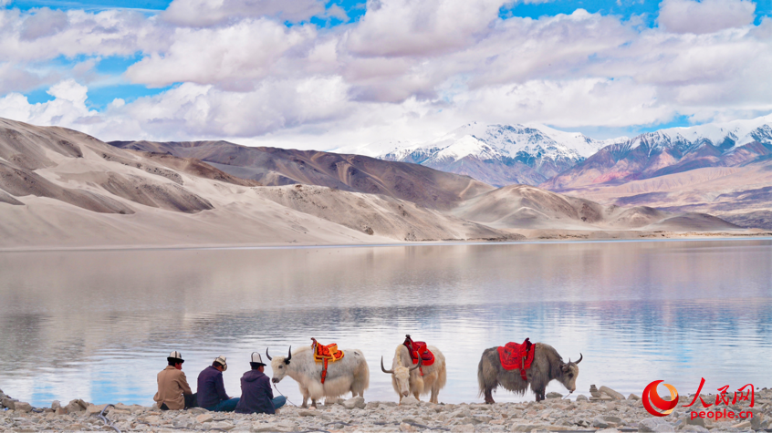 Breathtaking views of cloud-cloaked mountain, lake in NW China's Xinjiang