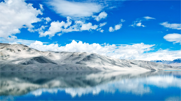 Breathtaking views of cloud-cloaked mountain, lake in NW China's Xinjiang