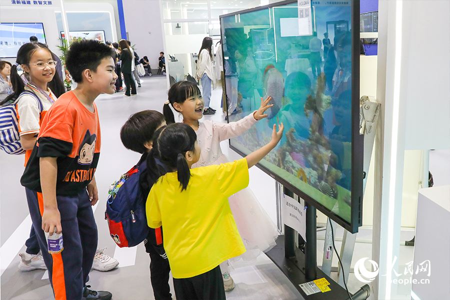 In pics: Cutting-edge exhibits at 7th Digital China Summit in SE China's Fujian