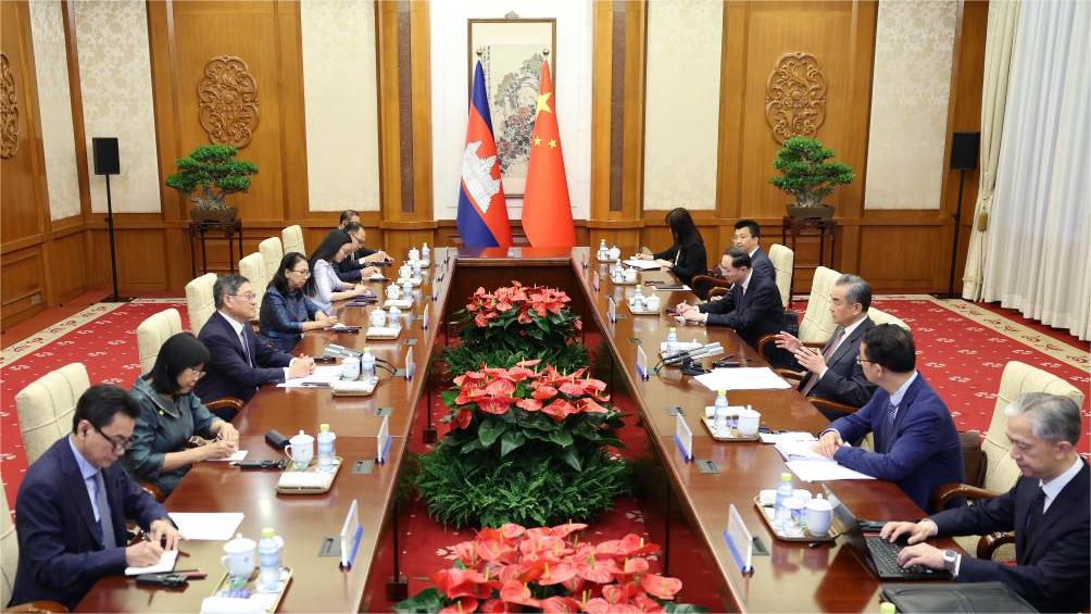 Chinese FM holds talks with Cambodian deputy PM