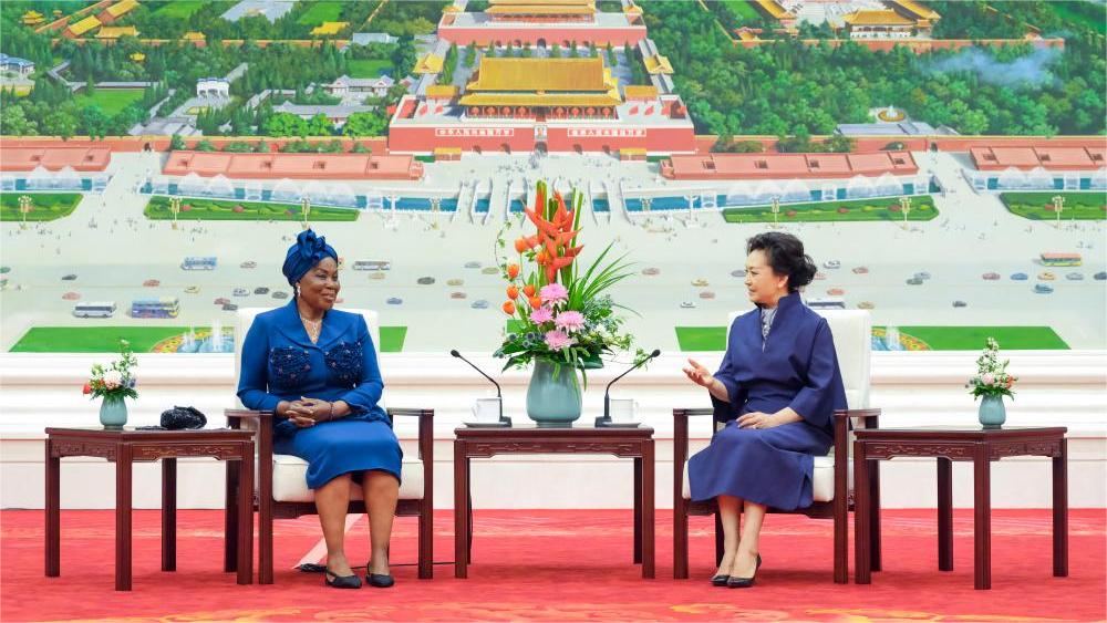 Peng Liyuan chats over tea with Equatorial Guinean first lady in Beijing
