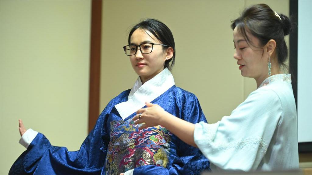 Lecture on beauty of Chinese clothing enchants Maltese audience